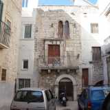 Dopo pochi passi alla nostra sinistra si apre larghetto La Scesciola, dove tra palazzine moderne spicca una casa-torre a tre piani